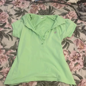 Y2k tröja - Grön tröja som är från secondhand från Gina tricot. Jätte unik och fin i färgen. Passar jeans. 
