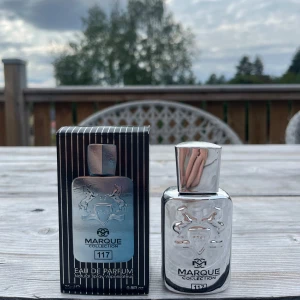 Parfum de marly pegasus  - Säljer denna parfymen som är insperirad av den klassiska parfymen parfum de marly pegasus. Det är ca 20ml av 25ml kvar. 