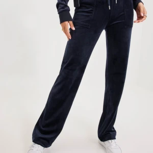 Juicy couture byxor  - Säljer mina juicy byxor då dem aldrig har kommit till användning så som jag önskat, använda 2-3 gånger och köpta på jolina i Borås! Pris kan diskuteras! De är bara att skriva vid mer funderingar elr bilder!❣️