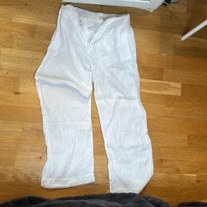 Vita linnebyxor - Säljer ett par vita linnebyxor som är perfekta för sommaren. De har en avslappnad passform och är superbekväma att ha på sig. Perfekta för en dag på stranden eller till vardags!