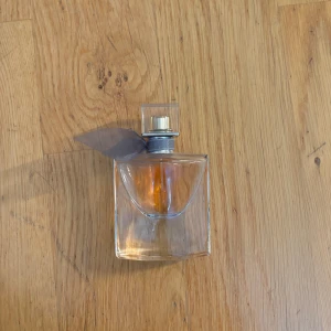 La vie est Belle parfym - Halva kvar, finns ej att köpa längre. Nypris 1200