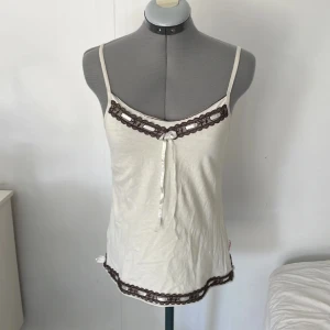 Söt topp - Supersöt topp ja köpt på plick men inte använt då ja bytt stil:) passar S-M