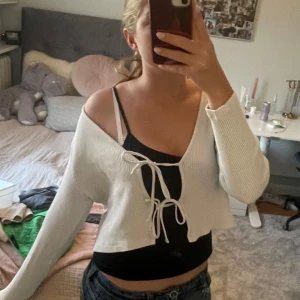 Vit ribbad kofta från Monki - Säljer en superfin vit ribbad kofta från Monki i storlek S. Säljer pga att den inte kommer till användning. kontakta mig för fler bilder.💕💕🫶🏻