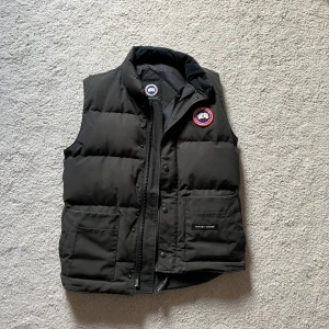 canada goose väst -  Säljer nu min canada goose väst, 9/10 skick köpt på NK, skriv för mer info:)