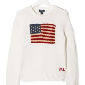 Säljer min super fina Ralph Lauren tröja med en flagga på. Den är i barn storlek fast gassar folk med XS-S i överdelar. Inte jätte använd och har inga skador❤️