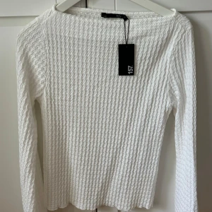 Vit topp - Helt ny vit blus från lager 157. Den har vida armar och mönstrat tyg.