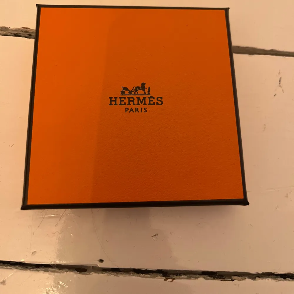 Som ny ingen repa. Köptes för 3 månader sedan på Hermes hemsidan för 5100. Tyvärr ingen retur. Mvh Emil. Accessoarer.