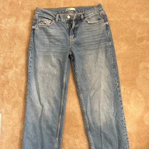 Low straight jeans - Lågmidjade jeans i storlek 34 köpta på Gina Tricot men aldrig använda! Säljer för att de inte passar ❣️