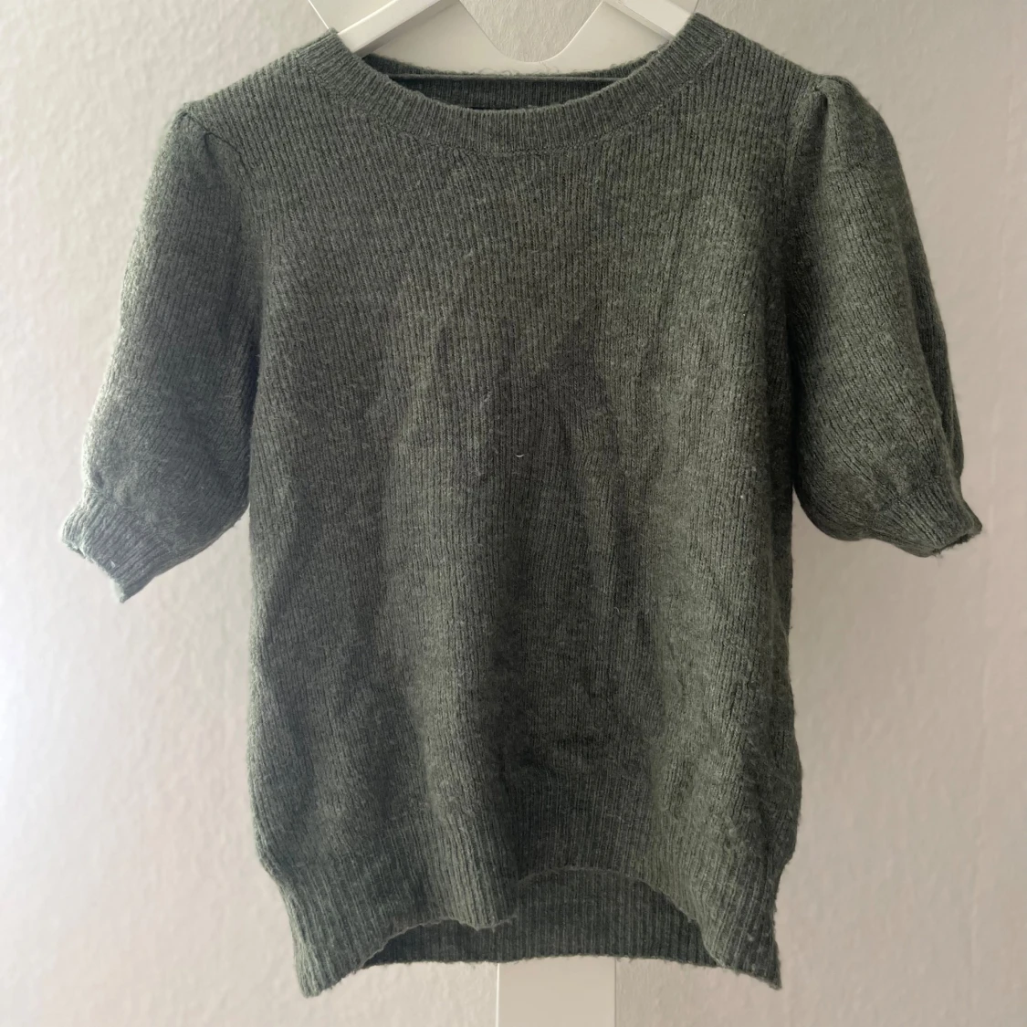 Stickad kortärmad tröja 