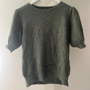Stickad kortärmad tröja  - En stickad tröja från Veromoda, bra skick 🌟