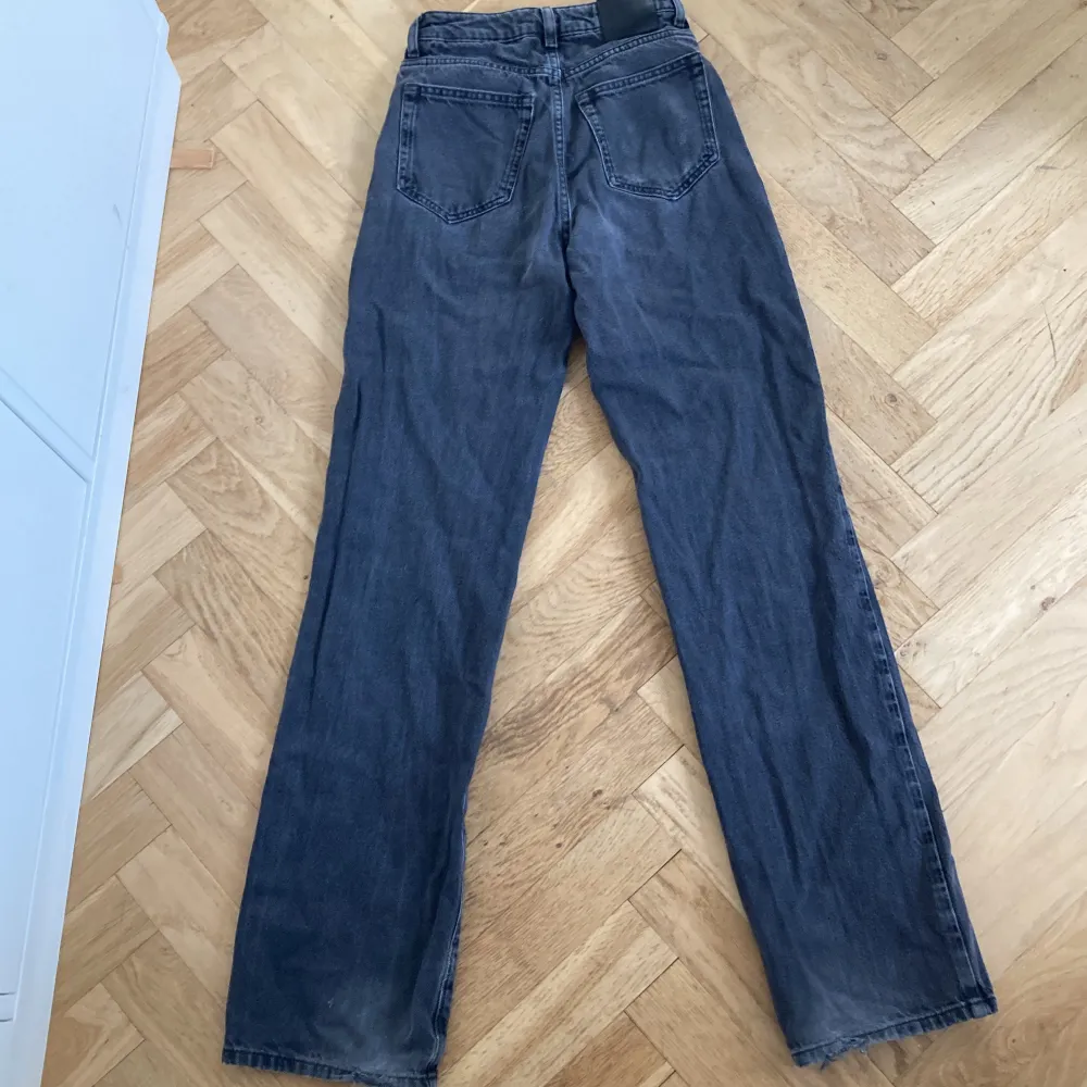 Ett par mörkgråa jeans från never denim. bra skick förutom lite slit längst ner. Är u modellen regular wide. . Jeans & Byxor.