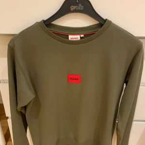 Oliv grön Hugo sweater storlek S - .