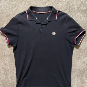 Moncler piké - Hej! Säljer denna moncler piké som är näst intill helt oanvänd! Skick 9/10. Bara att höra av dig vid eventuell frågor! Passar för M