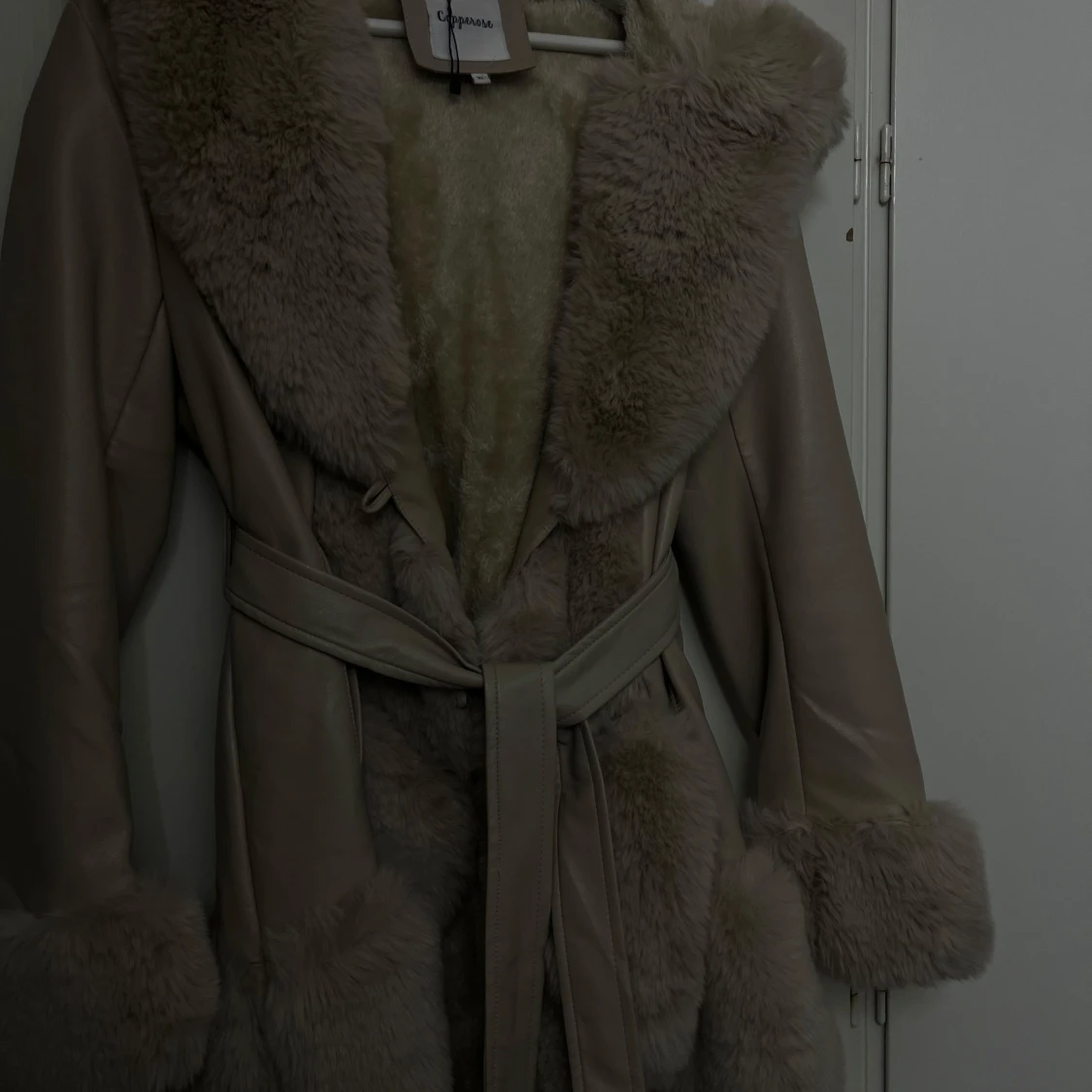 Beige kappa med pälsdetaljer - 1