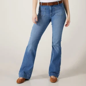 Blå bootcut jeans från Wrangler - Snygga bootcut jeans från Wrangler med sjukt snygga fickor. Storlek 24x32, vilket motsvarar storlek 34/XS. Långa på mig som är 165cm! Endast använda 1 gång och säljer pågrund av att jag råkat köpa två likadana. Köpta för 999kr, säljer för 500kr 🌟