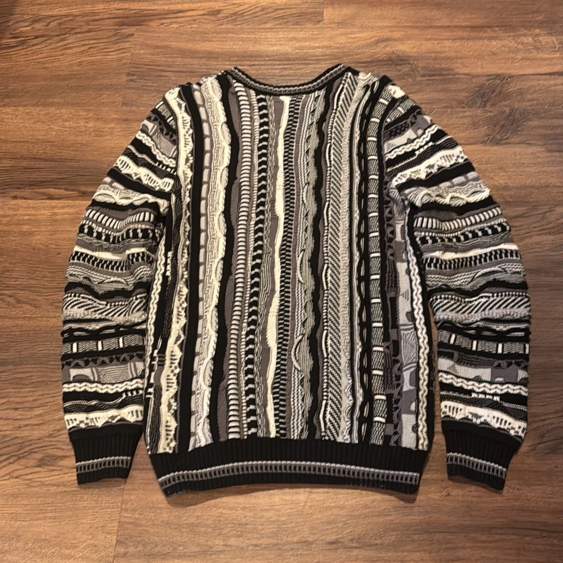 Stickad tröja  - 1