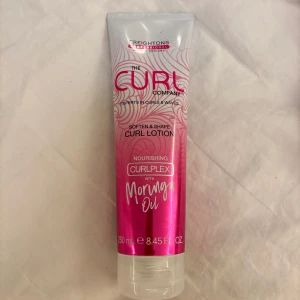 Curl Lotion från The Curl Company - Curl Lotion från The Curl Company med närande Moringa-olja. Perfekt för att mjuka upp och forma lockar och vågor. Innehåller Curlplex för extra vård. Kommer i en rosa och vit tub på 250 ml.