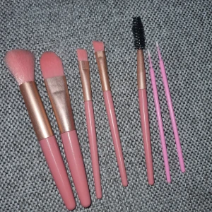 Sminkborstar set - Set med sju rosa sminkborstar. Perfekt för en komplett sminkrutin.