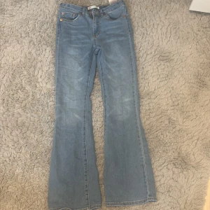 Bootcut jeans - Snygga ljusblåa levi’s jeans som är Bootcut säljer då de är försmå.
