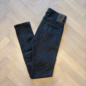 Replay anbass jeans - Snygga mörkgrå jeans från Replay i modellen Anbass. Byxorna har en slim passform och är perfekta för en stilren look. Riktigt fint skick, använda fåtal gånger. Storlek (30). Nypris: 1899kr. Säljs för 450kr. Pris kan diskuteras vid snabb affär! 