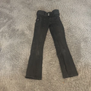 Snygga Bootcut jeans - Jättesnygga Bootcut jeans från hm som tyvärr inte passar längre. Dessa jeans går tyvärr inte att köpa längre.