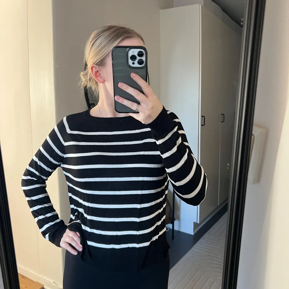 Tröja från zara. Strl S. Använd max 3 gånger. 📷 Säg till om du vill ha fler bilder så fixar jag det. 💸 Vid snabb affär kan ja tänka mig att sänka priset. ✉️ Köparen står för frakten.. Neuletakit & Villapaidat.
