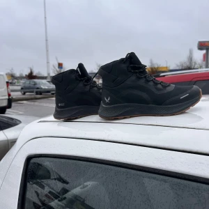 Svarta boots från SOC - Snygga svarta boots från SOC med snörning och robust sula. Perfekta för höst- och vinterväder med vattenavvisande material. Stilren design med diskreta detaljer.