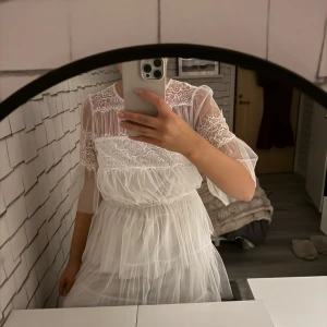 Studentklänning  - Super fin student klänning men kan användas till andra tillfällen med. Använd endast en gång!