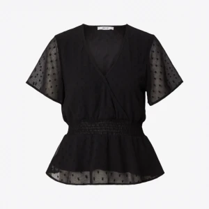 Svart blus med prickigt mönster - Snygg svart blus från Vero Moda med korta ärmar och prickigt mönster. Blusen har en v-ringad design och smockdetalj i midjan som ger en fin passform. Perfekt för en stilren look.