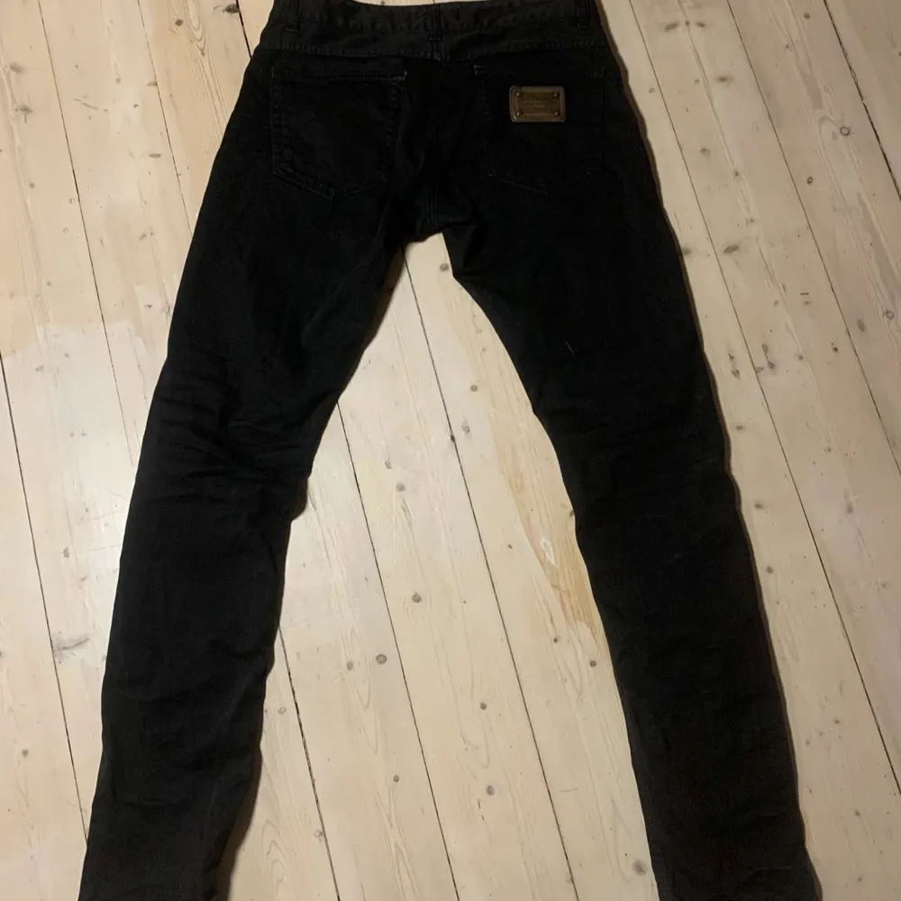 Snygga svarta byxor från Dolce & Gabbana med en klassisk design. Byxorna har en rak passform och är tillverkade i Italien. Perfekta för en stilren look.. Farkut & Housut.