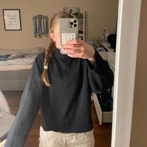 Marinblå stickad tröja från Stories  - Säljer en marinblå stickad tröja från Stories i storlek XS, för att den inte kommer till användning längre . Tröjan har en hög krage och långa ärmar med ribbade muddar.💓