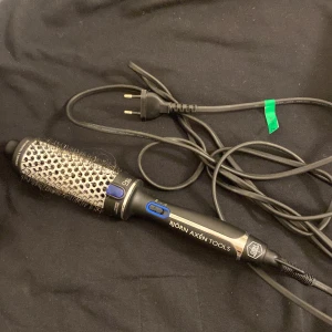 Svart stylingborste från Björn Axén Tools - Jätte bra stylingborste från björn axén. Använd 3 gånger.  Perfekt om man vill ha fin volym i håret tillexempel ❣️❣️
