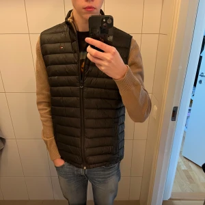 Tommy Hilfiger väst - Tommy hilfiger väst i bra skick | Nypris: 1000+ kr | Storlek: S (modellen på bilden är 183 cm lång)🌟