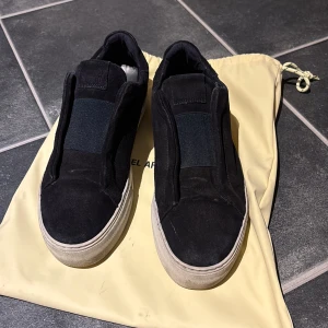 Axel Arigato Clean 360 Laceless - Svarta mocka skor från Axel Arigato. Säljer dessa pga av att jag inte använder de längre. Kvitto finns och priset kan diskuteras vid snabb affär.