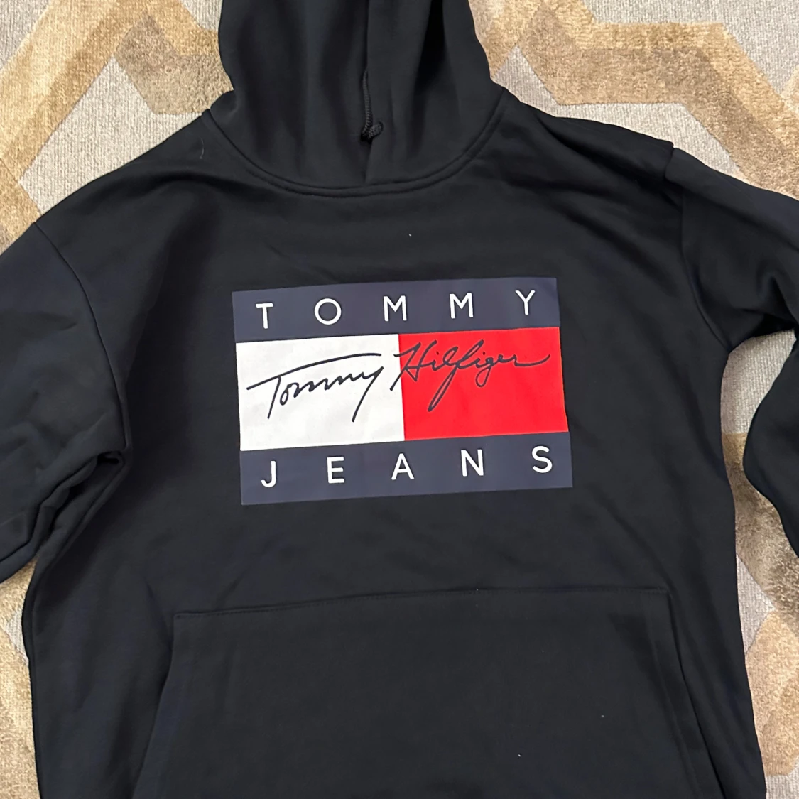 Svart hoodie från Tommy Hilfiger