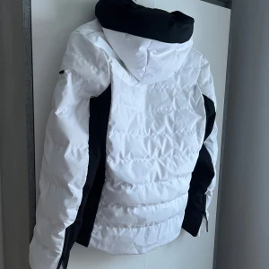 Vit skidjacka  - Snygg och varm skidjacka med många bra justeringar!🤩Den sitter som en M/L