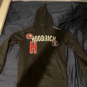 Svart det från Hoodrich. Säljs även separat! - Säljer ett svart set från Hoodrich med stora tryck i vitt och rött på framsidan. Hoodien har en klassisk känguruficka och justerbar huva med dragsko. Perfekt för en avslappnad stil.