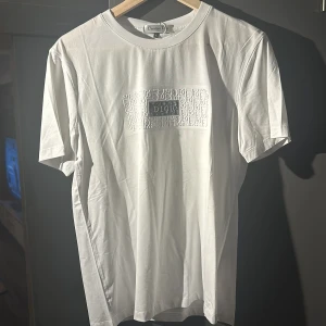 T-shirt - Aldrig använd. Hör av er för fler bilder. A+