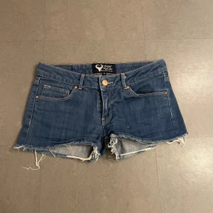 Lågmidjade blå jeansshorts  - Lågmidjade jeansshorts i superfint skick! Står storlek s men skulle säga xs/s. Passar perfekt inför sommaren   💕💕