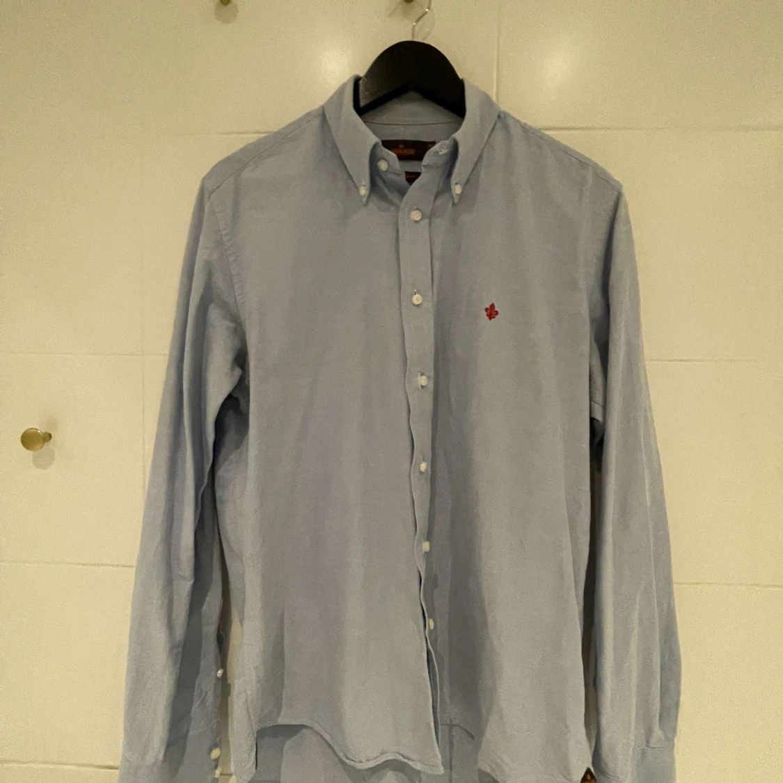 Ljusblå skjorta med broderad detalj