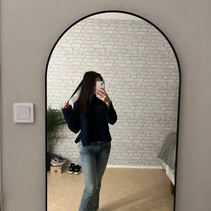 Mörkblå stickad tröja från VAS - Säljer en mörkblå stickad tröja från VAS. Tröjan har en enkel design med långa ärmar och en ribbad kant vid halsen. Perfekt för kyligare dagar. Passar bra till jeans eller kjol för en avslappnad look.