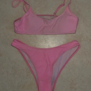 Rosa bikini med justerbara axelband - ❗️TAR ENDAST EMOT SWISH, skriv t mig vid köp ❗️ Rosa bikini från shein, överdelen är lite solblekt & därav är den ljusare rosa än underdelen. Underdelen är använd fåtal gånger. 