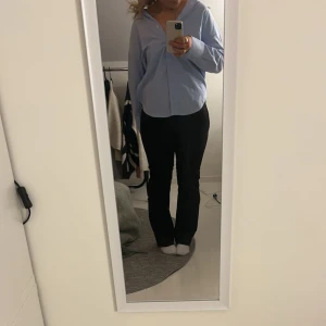 Kostymbyxa  - Säljer även dessa super fina och sköna kostym byxor från bikbok i modellen Vera.💛