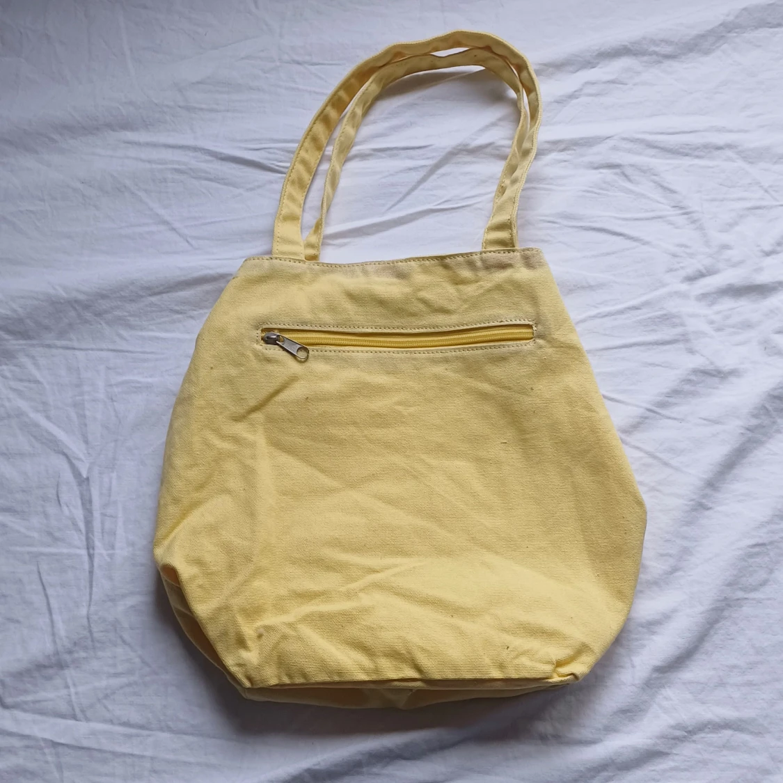 Gul shoppingväska med broderade blommor - 1