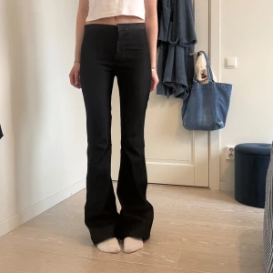 Bootcut jeans - Supersnygga bootcutjeans utan bakfickor vilket kag tycker är en så snygg detalj😍 köpta secondhand och står tyvärr inget märke:( jag är 175 lång och har normalt 36 i vanlig jeansstorlek eller 27-28 i jeansstorlek 