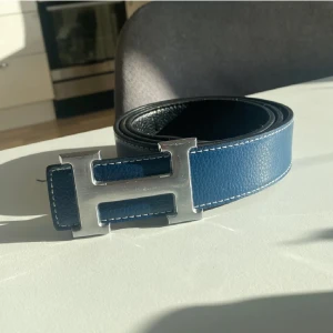 Blått/svart h3rmes   - Blått h3rmes bälte i både svart och marinblå färg.