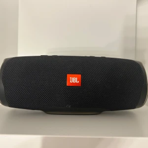 Jbl högtalare  - Jätte bra högtalare  , den går att starta men går inte och ladda iallafall när jag har försökt så har de inte funkat vet inte vad som är fel på den. 