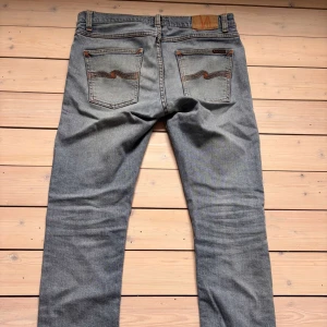 Blå jeans från Nudie Jeans - Blå nudie jeans/ strl 30/30/ bra skick/ ihop sydda i skrevet/ kom med pris förslag 