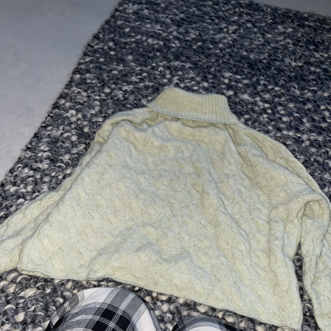 Stickad tröja som är turtle neck 