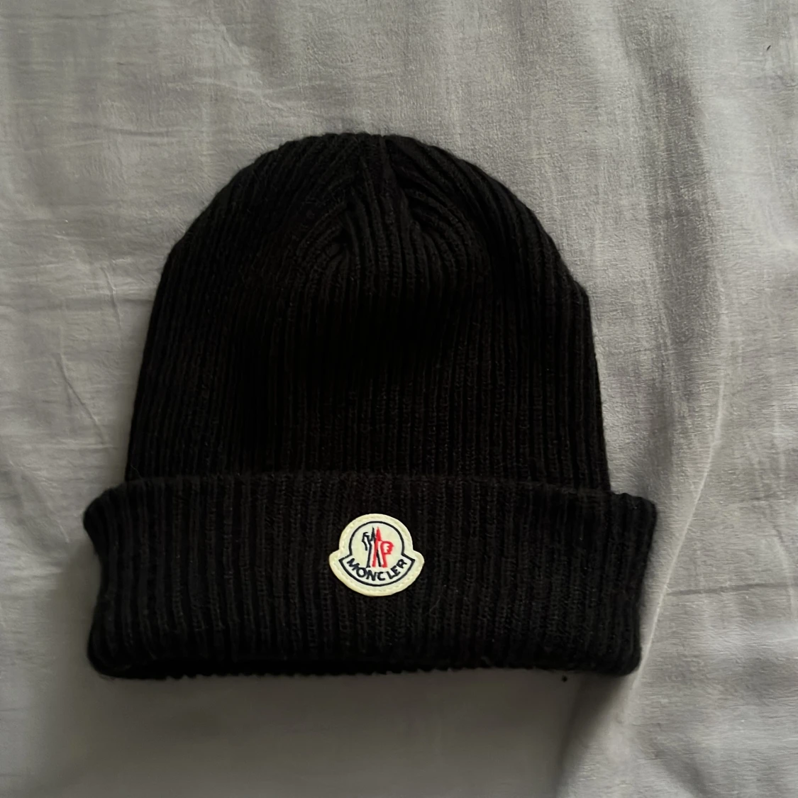 Svart ribbad mössa från Moncler